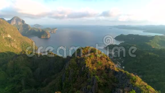 日落时鸟瞰海滩大海和山脉埃尔尼多巴拉望热带风景山山岩视频的预览图