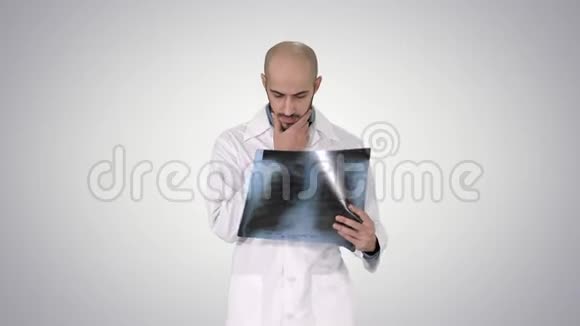 放射科医生在梯度背景下观察x射线扫描视频的预览图