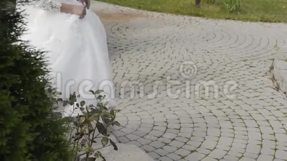 快乐的新娘走在铺路板上视频的预览图
