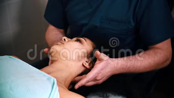 脊椎治疗医生专家给病人一个放松的颈部按摩视频的预览图