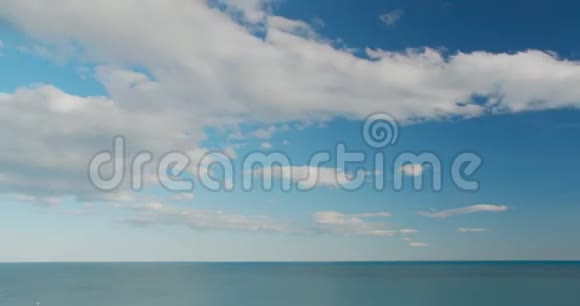 夏日宜人的海景碧波荡漾蓝天白云地平线时光流逝视频的预览图