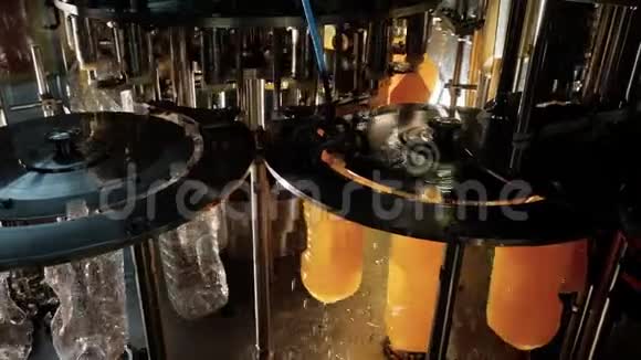 工厂输送线上的自动消毒瓶和灌装液视频的预览图
