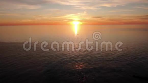 鸟瞰黄金时间海上日落视频的预览图