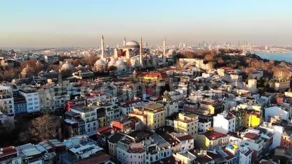 伊斯坦布尔俯瞰圣索菲亚的傍晚空中全景视频的预览图