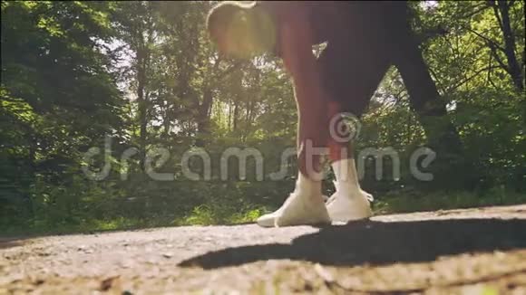 非洲男跑运动员在晨练时系鞋带视频的预览图