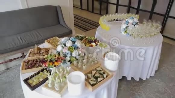 甜桌特写的婚礼糕点视频的预览图