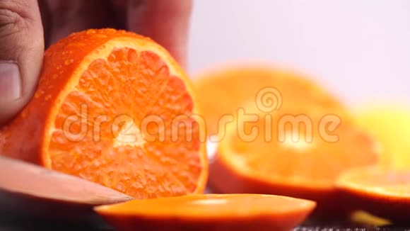 手切橘子切制鲜橙水果用于沙拉或榨汁健康饮食烹饪视频的预览图