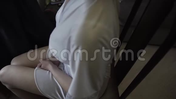一个穿着白色外套的女孩在酒店房间里美丽的手视频的预览图