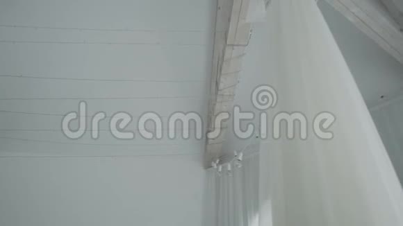 漂亮的现代婚纱挂在房子里视频的预览图