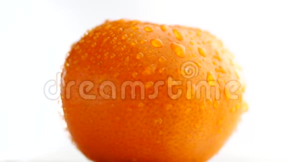 马可拍摄的橙色水果旋转白色背景下4K分辨率的特写果肉柑橘橙视频的预览图