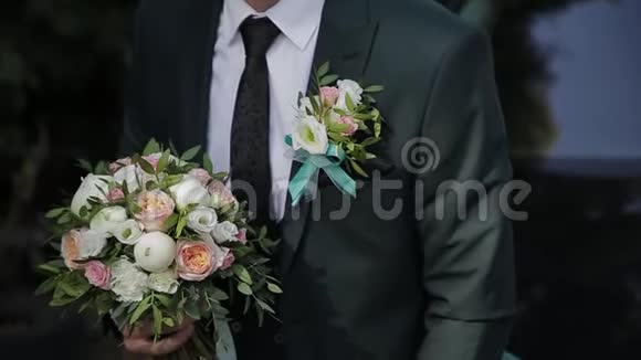 结婚当天带着结婚花束的快乐男人视频的预览图