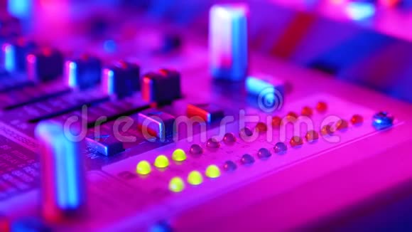 在夜总会聚会上在声音混合控制台或Dj控制台上引导音量指示电平信号视频的预览图