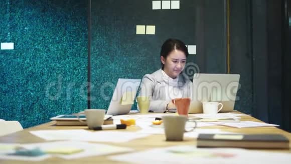 亚洲女人在公司工作到很晚视频的预览图