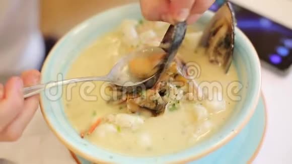 海鲜汤特写东亚美食视频的预览图