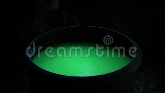 女巫在大锅里做泡泡药水视频的预览图