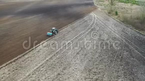 农民用拖拉机在农田播种视频的预览图