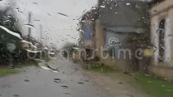 在乡村雨中开车视频的预览图