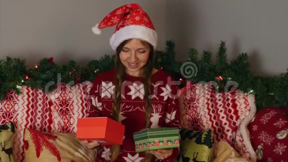 从两个圣诞礼品盒中挑选新年节日装饰视频的预览图