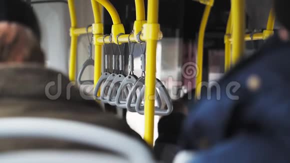 闭合公共交通巴士内的人扶手视频的预览图