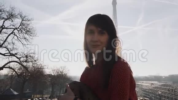 美丽快乐优雅的白人旅游妇女摆姿势在史诗般的日出巴黎埃菲尔铁塔慢动作镜头前微笑视频的预览图