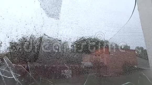灰蒙蒙的天空背景下雨天的窗户玻璃破碎了视频的预览图