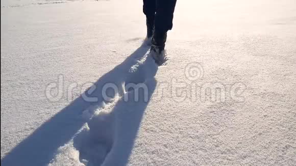 在晴朗的天气里人在雪地上行走的特写镜头视频的预览图