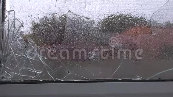 恶劣雨天时窗玻璃破裂视频的预览图