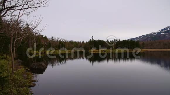 石雷托科戈科五湖区第二湖春季滚动的山脉和林地视频的预览图