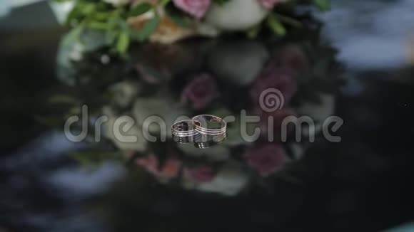 美丽的金色结婚戒指与优雅的新娘花束视频的预览图
