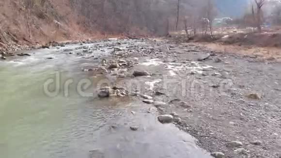 飞越野山河与巨石急流同流视频的预览图