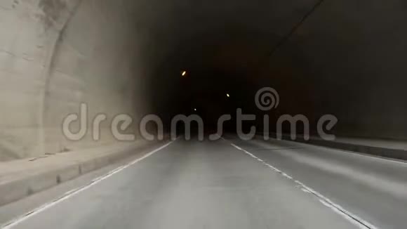 驾驶POV通过隧道视频的预览图