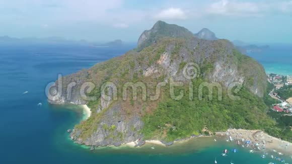 晴天鸟瞰海滩海山埃尔尼多巴拉万热带风景山山岩带山视频的预览图
