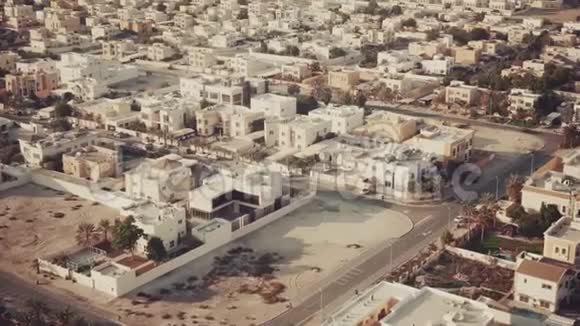 阿联酋迪拜低层住宅和街道的鸟瞰图视频的预览图