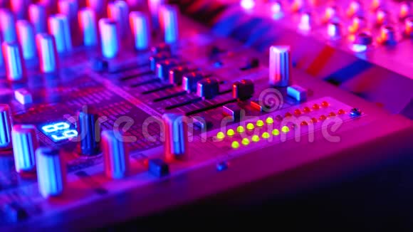 LED指示电平信号的音量上的声音混合控制台或Dj控制台的党在夜总会视频的预览图