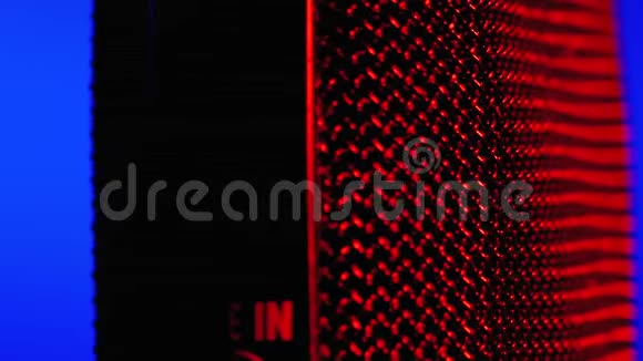 冷凝器麦克风旋转与蓝色和红色背光专业音频录音机特写视频的预览图