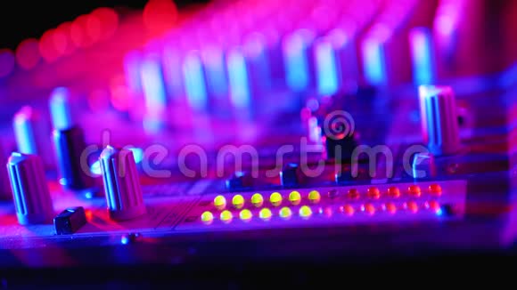 LED指示电平信号的音量上的声音混合控制台或Dj控制台的党在夜总会视频的预览图