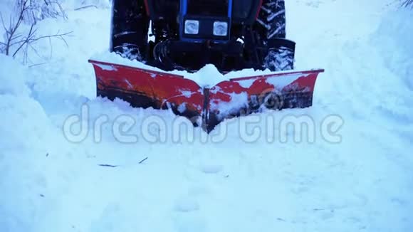 拖拉机普洛在森林的一条路上清除了雪雪清视频的预览图