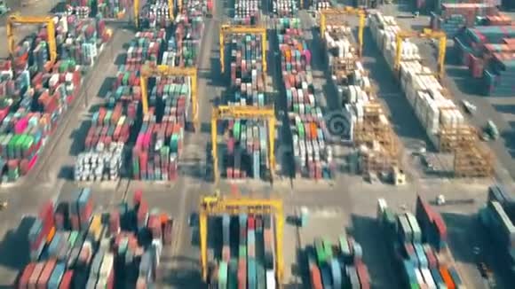 繁忙港口集装箱码头的高空超移视频的预览图