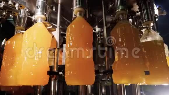 工业工厂输送线上的自动化生产和装瓶饮料视频的预览图