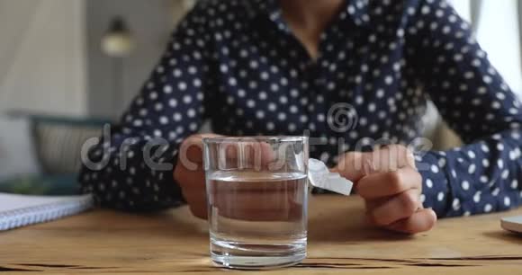 病妇将泡腾阿司匹林滴入水杯吃药视频的预览图