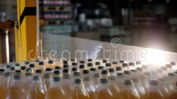 自动包装瓶在饮料厂与塑料包装特写视频的预览图