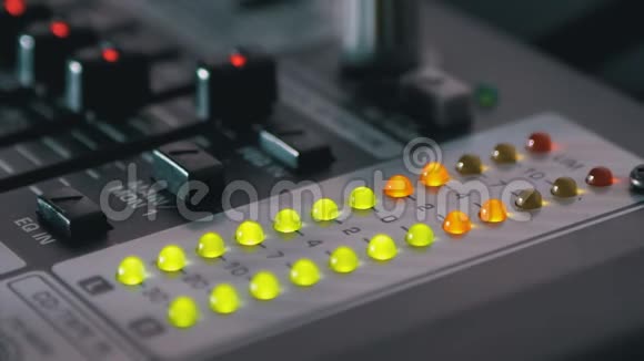 声音混合控制台或Dj控制台上的LED指示电平信号视频的预览图