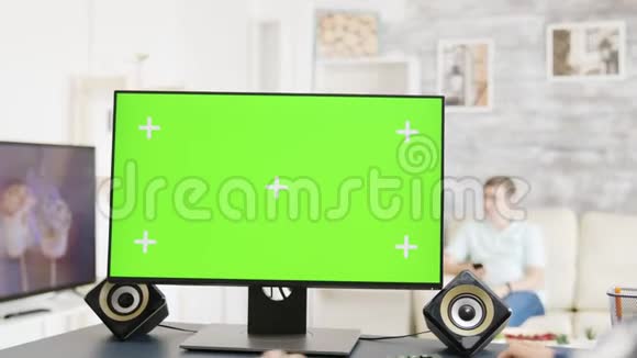 工作人员在绿色屏幕PC显示在明亮和现代平面视频的预览图