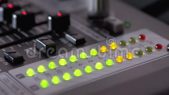 声音混合控制台或Dj控制台上的LED指示电平信号视频的预览图