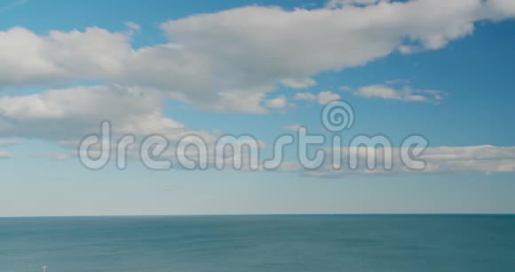 时光流逝云在海面上快速移动白云在蓝天上平静的海面上带着小浪视频的预览图