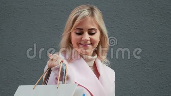 买完衣服后带着纸袋的女士微笑着快乐地跳着视频的预览图