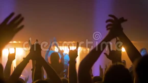 超级慢动作人们在摇滚音乐会上聚会和鼓掌的剪影视频的预览图