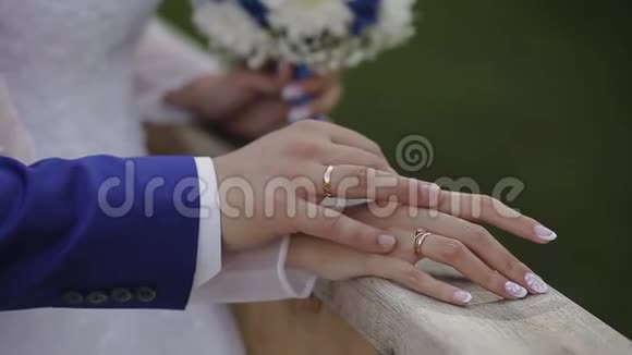 新婚快乐互相抚爱双手视频的预览图