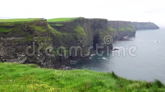 爱尔兰莫赫悬崖在雨天观景视频的预览图