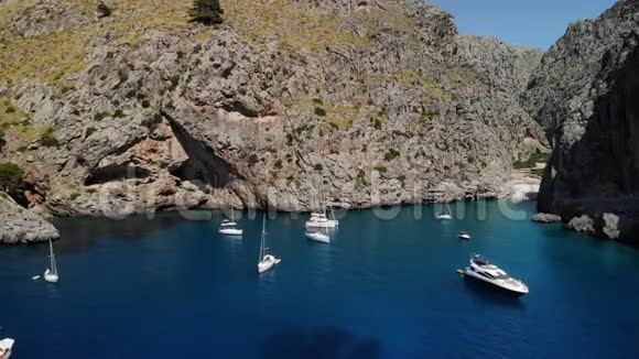 在蓝色的海水中的游艇在强大的石山中地球上的天堂美丽的自然港口村萨卡洛布拉视频的预览图